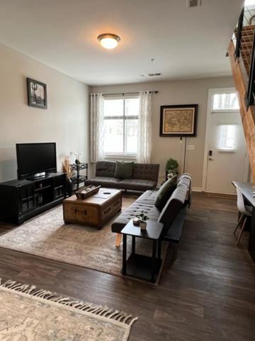 Uptown Townhouse Studio Apartment -WiFi-10 min walk to Spectrum Center