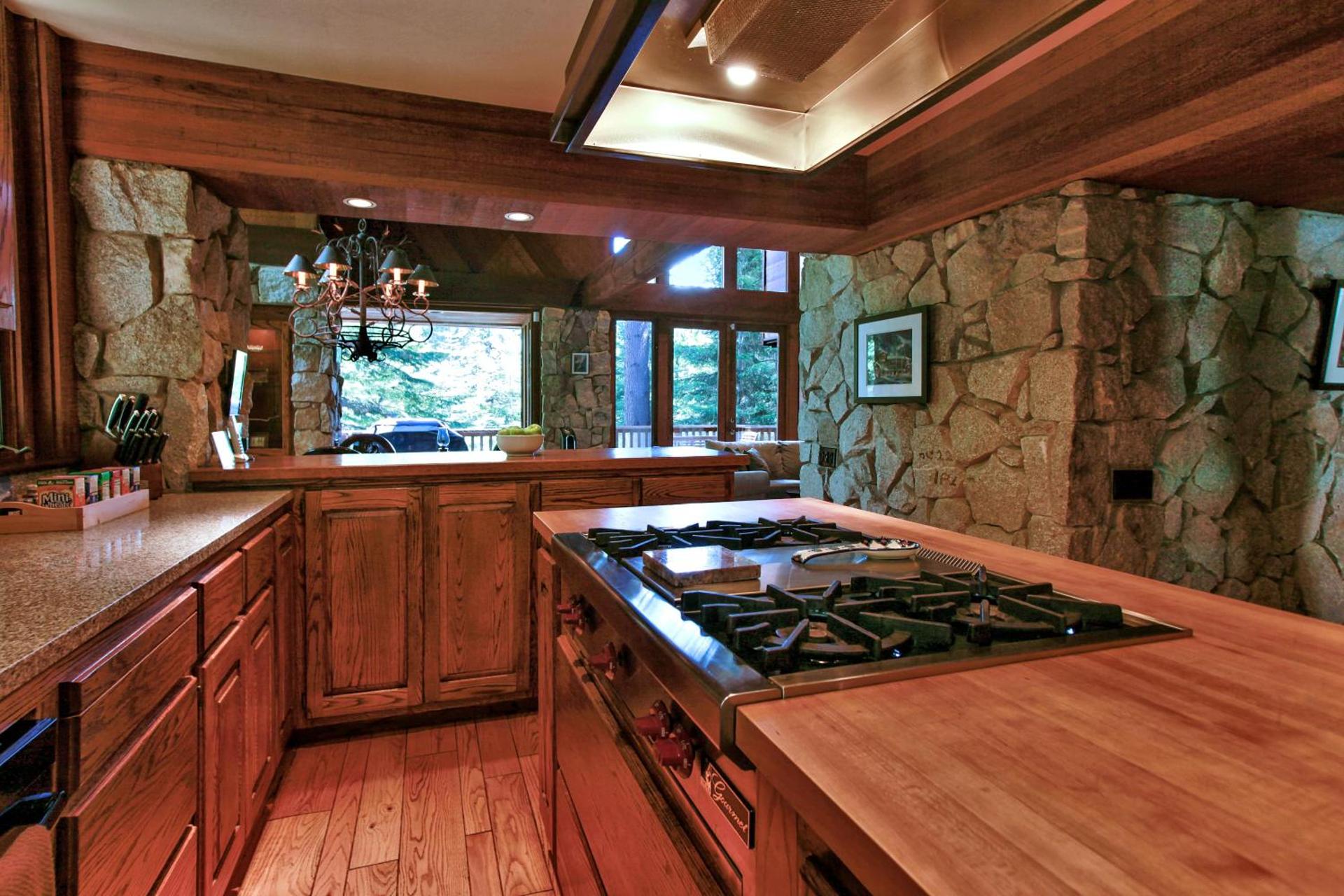 Little Ahwahnee Inn Entrance to Yosemite