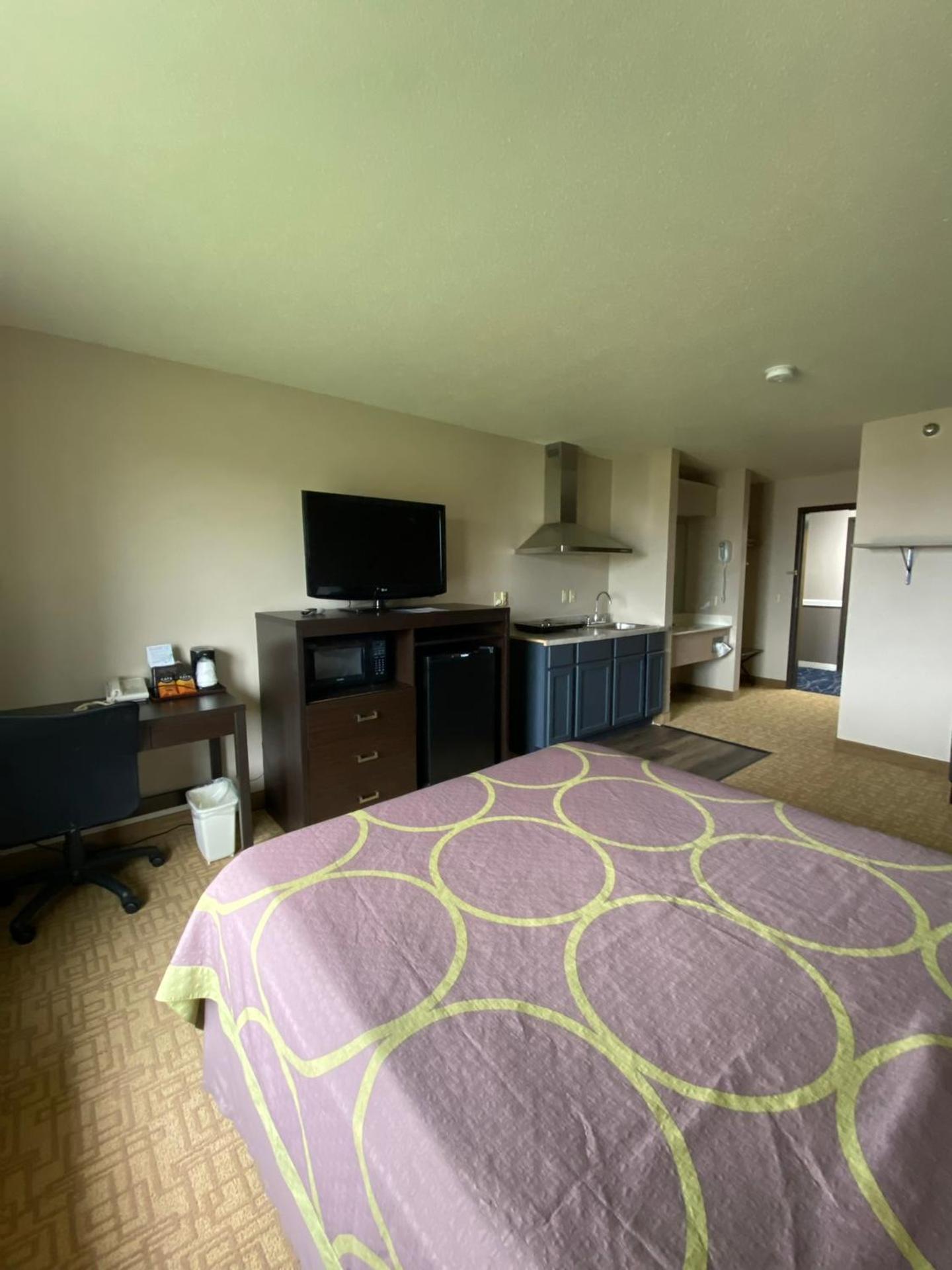 Queen Room with Kitchenette - Non-Smoking