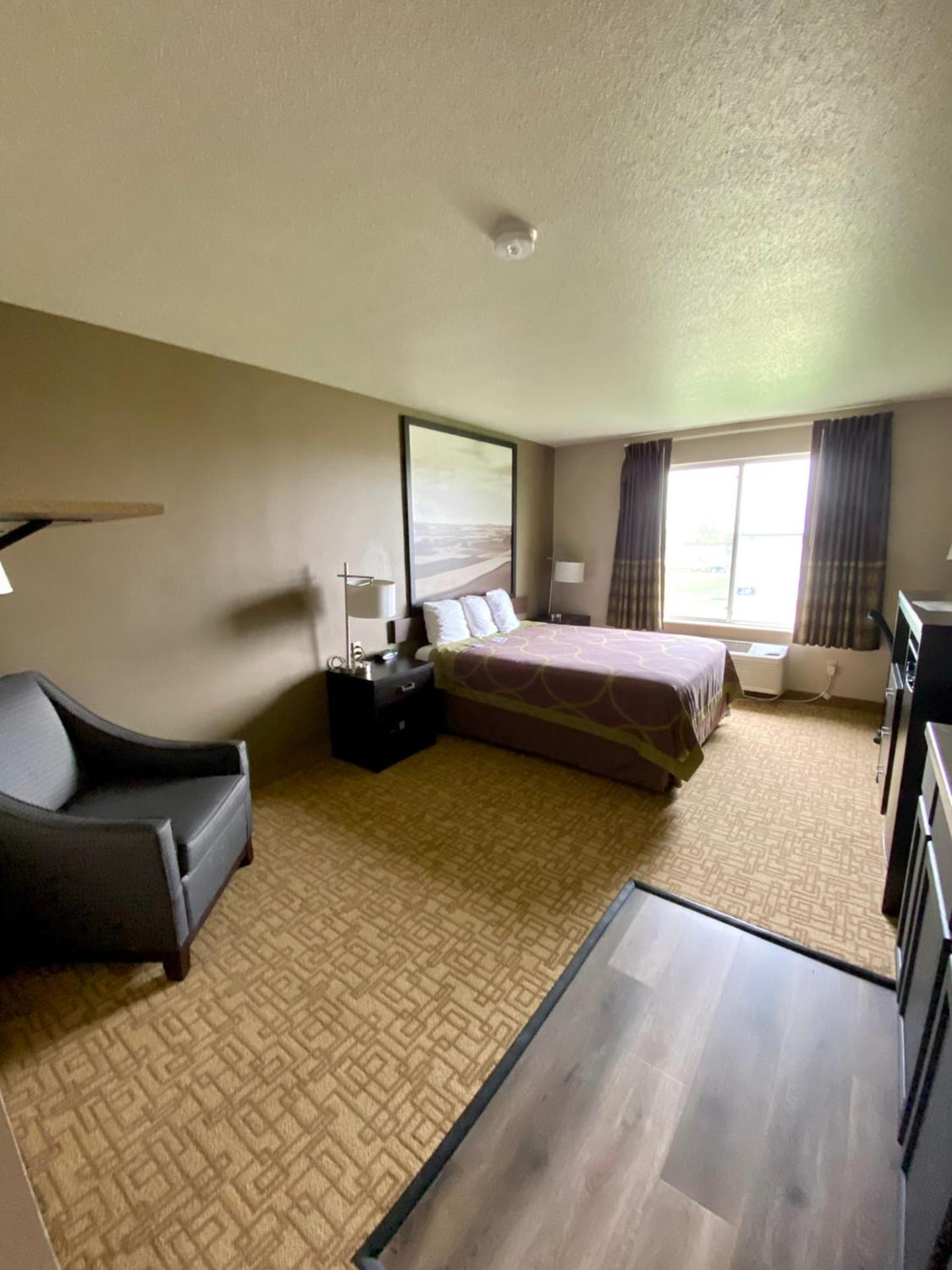 Queen Room with Kitchenette - Non-Smoking