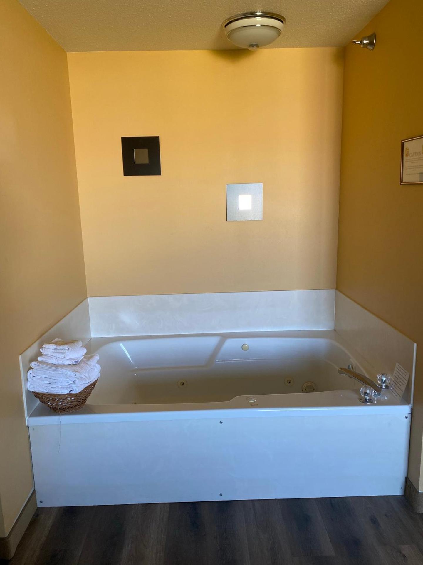 Deluxe King Suite with Jetted Tub and Kitchenette - Non-Smoking