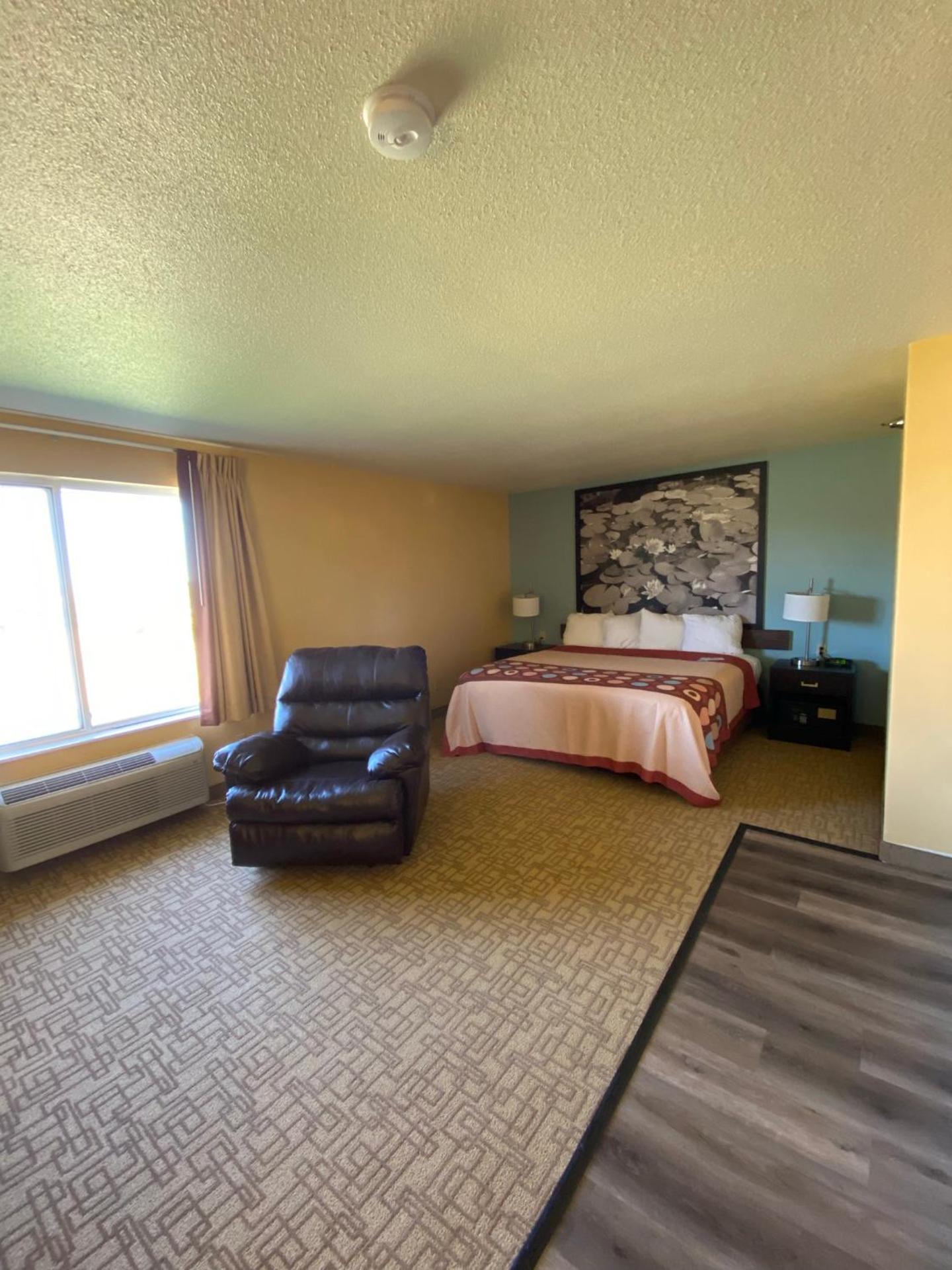 Deluxe King Suite with Jetted Tub and Kitchenette - Non-Smoking