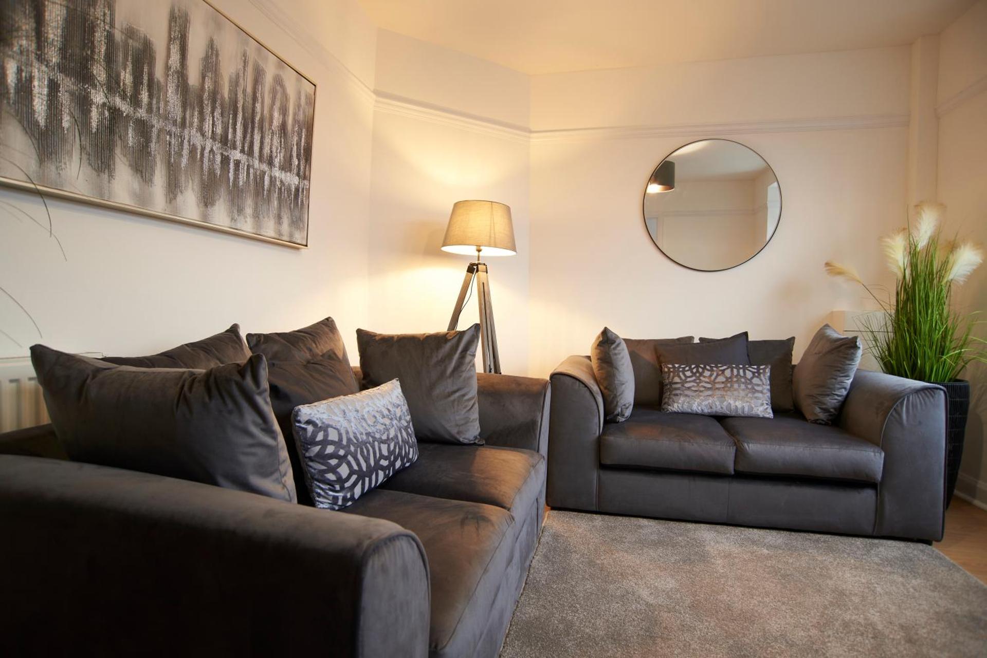 Doctors lane Stylish 3 Bedroom contractor Family House with Parking