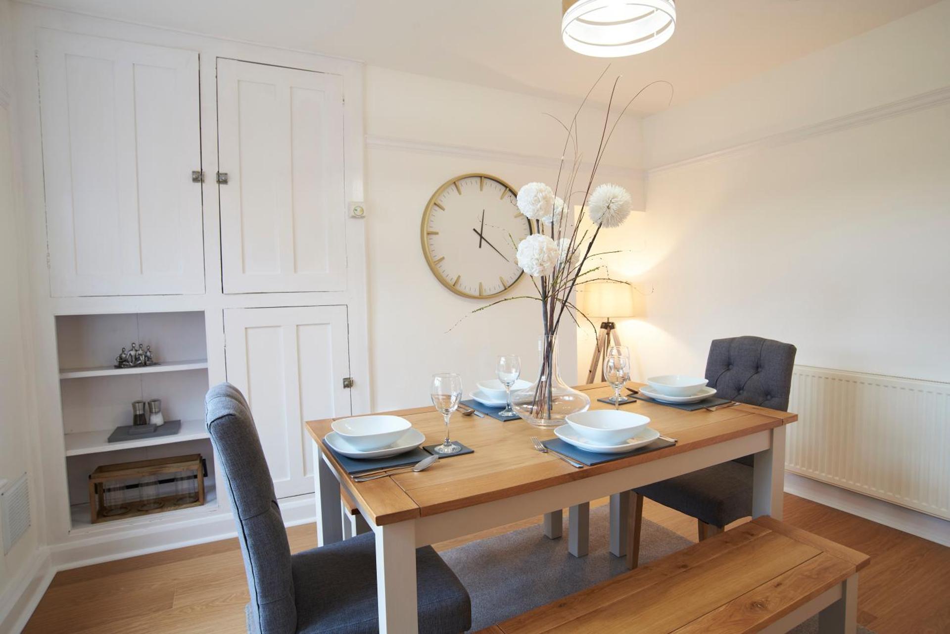 Doctors lane Stylish 3 Bedroom contractor Family House with Parking