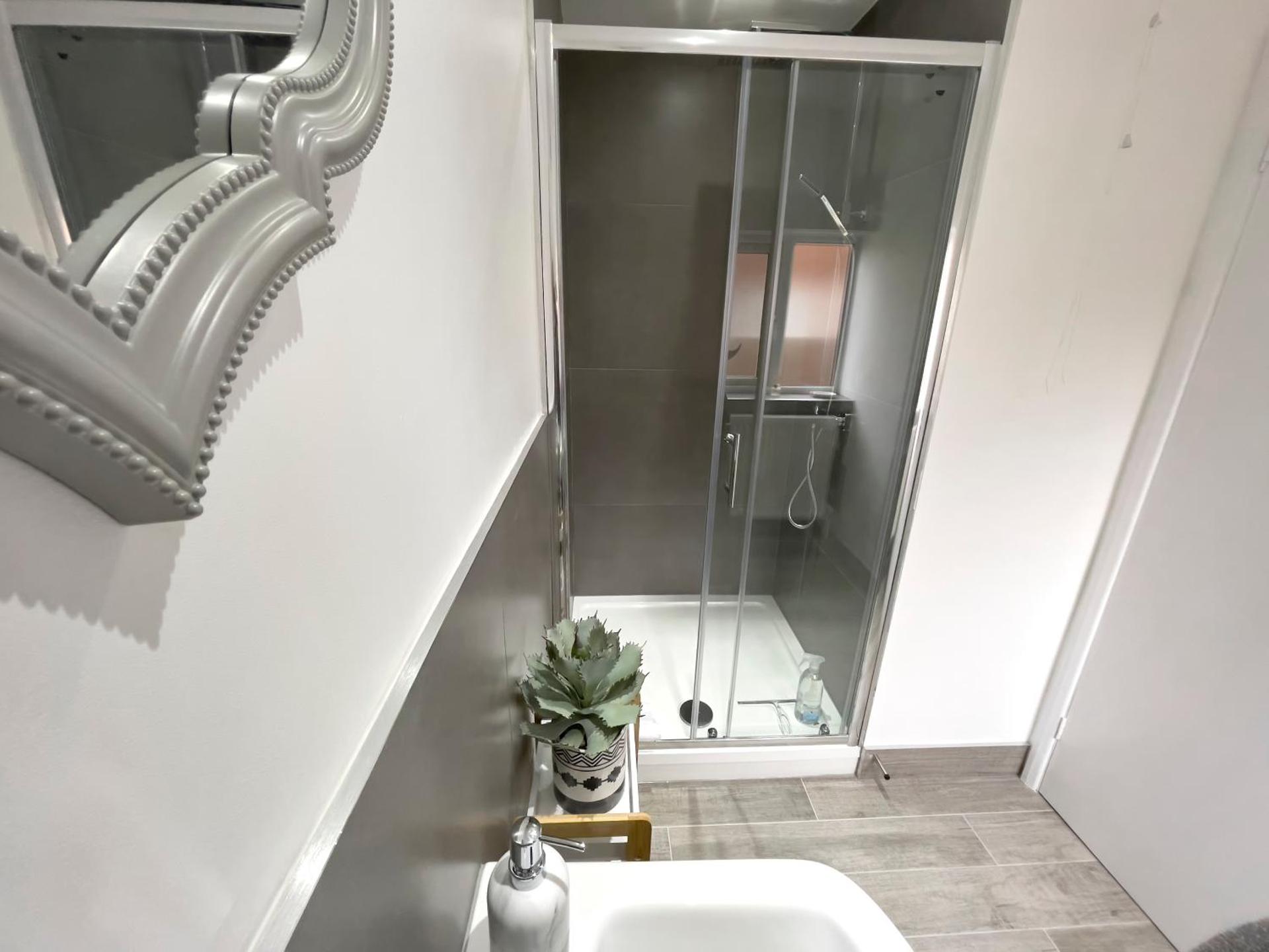 Doctors lane Stylish 3 Bedroom contractor Family House with Parking