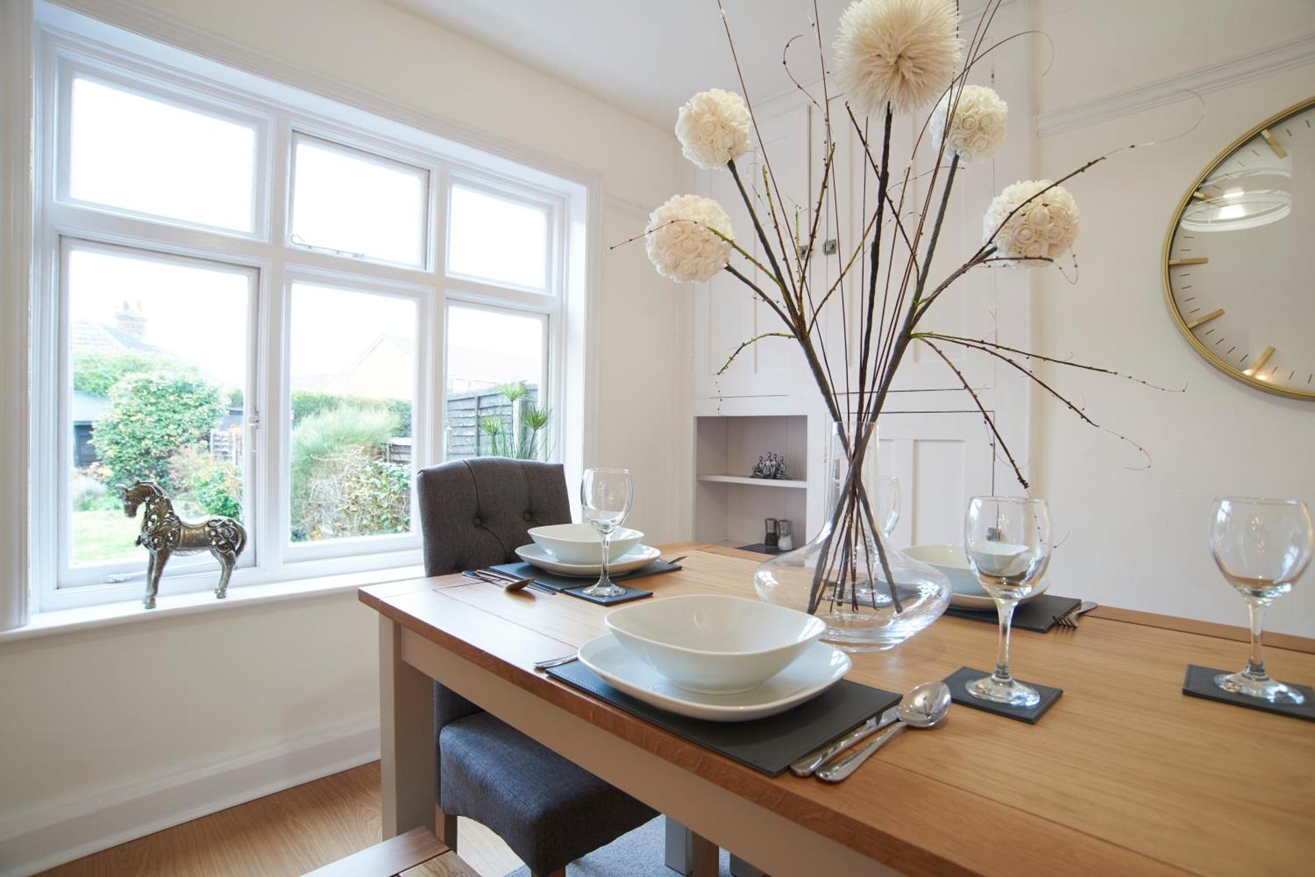 Doctors lane Stylish 3 Bedroom contractor Family House with Parking