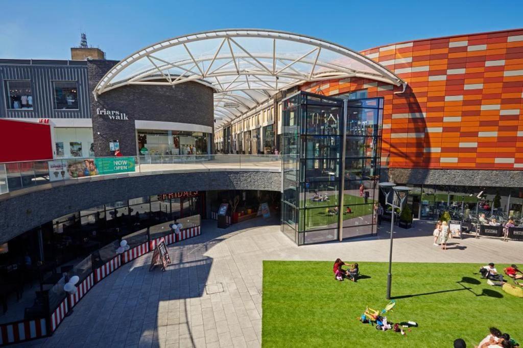 Luxury 2 Bedroom waterfront apartment with balcony