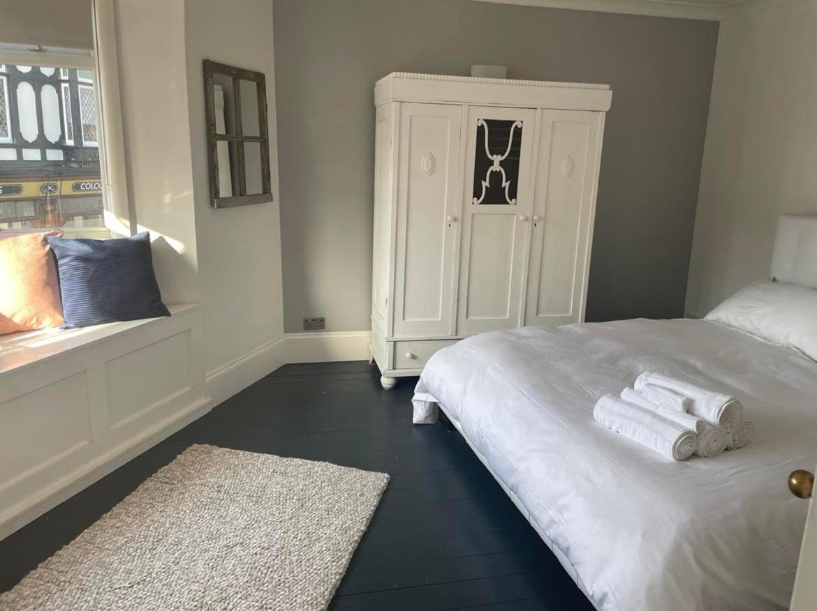 The Clock Tower Apartment - Spacious, Modern, 2 Bed Room Apartment , Southsea with Free parking - sleeps 4