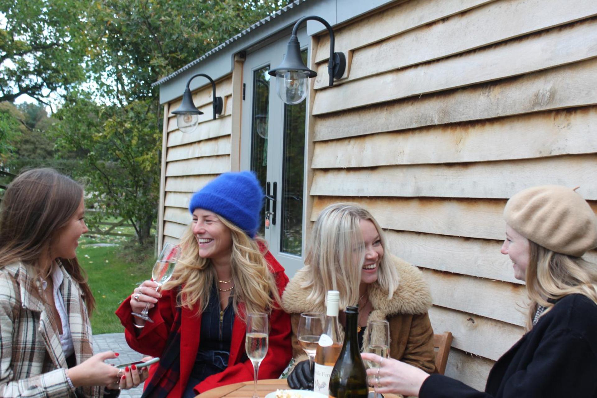 Luxury Shepherds Hut - The Moorhen by the lake