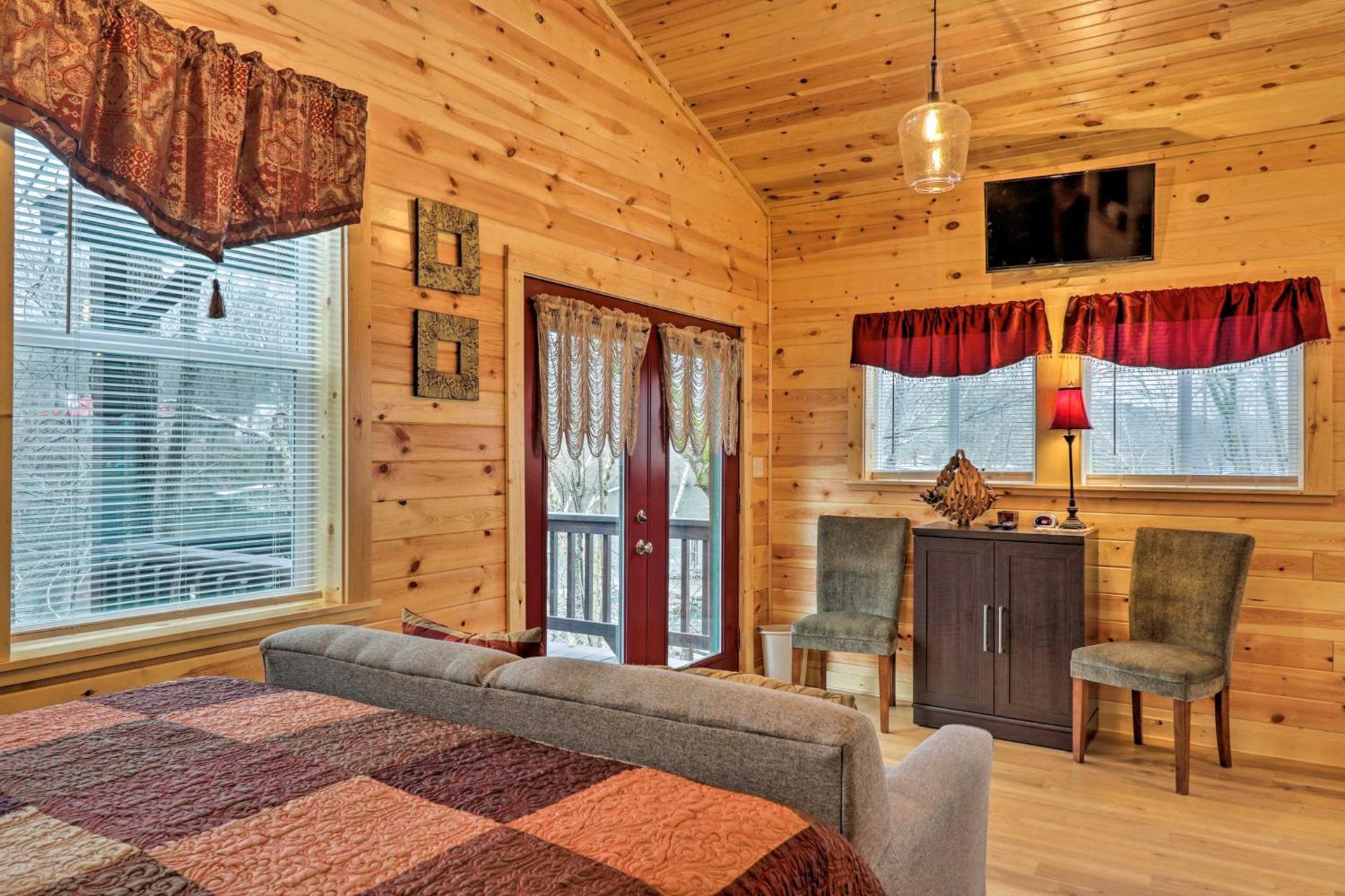 Cozy Heber Springs Cabin with Deck and Dock!
