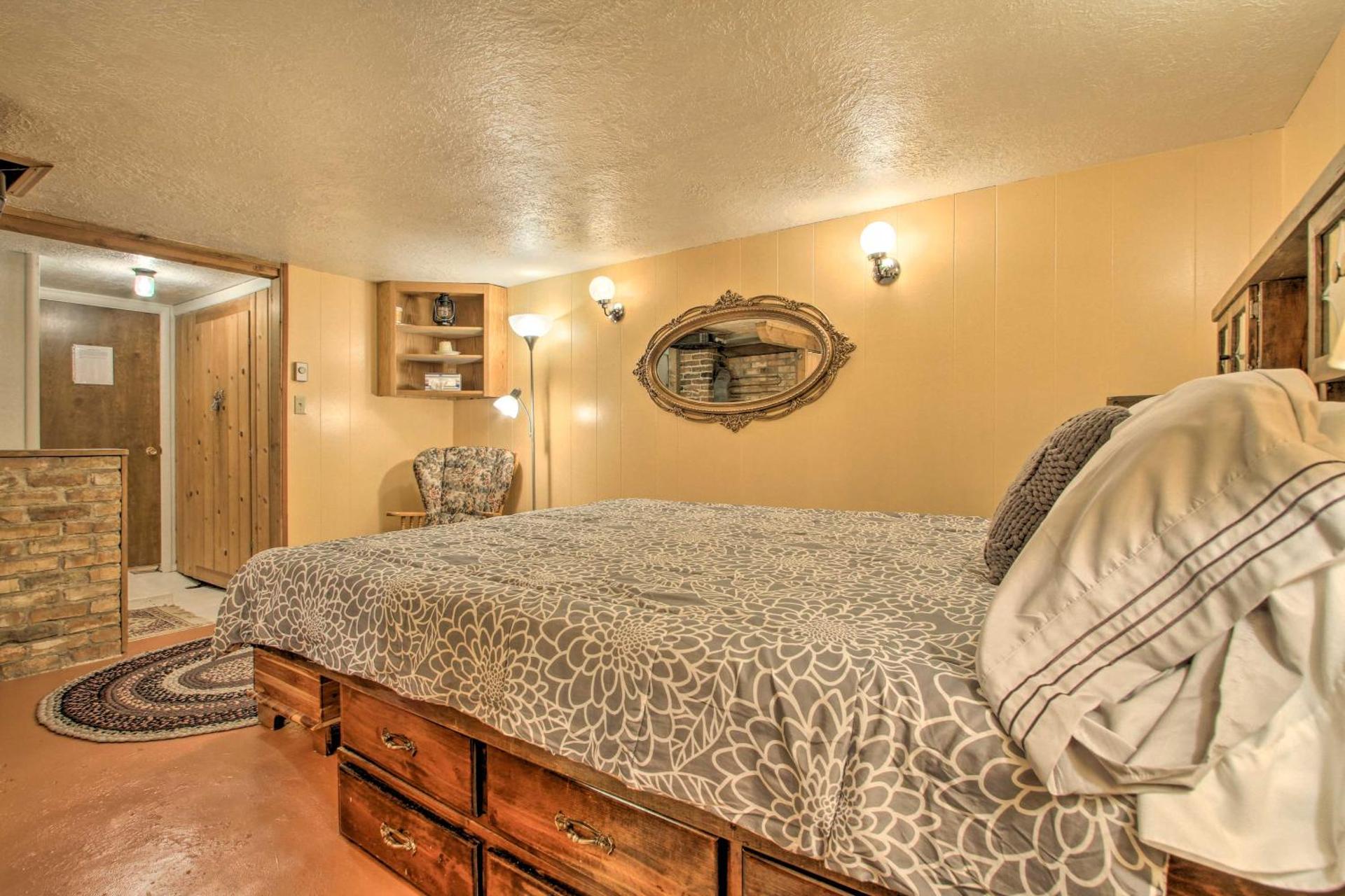 Cozy Home with Hot Tub Half Mi to Salmon River!