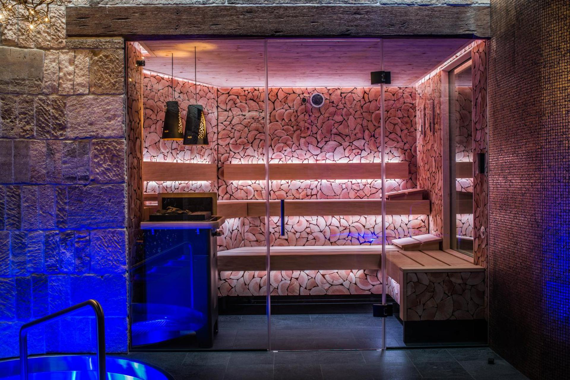 RESORT KOVÁRNA - Frýdštejn - stylové ubytování, luxusní wellness, zážitková restaurace