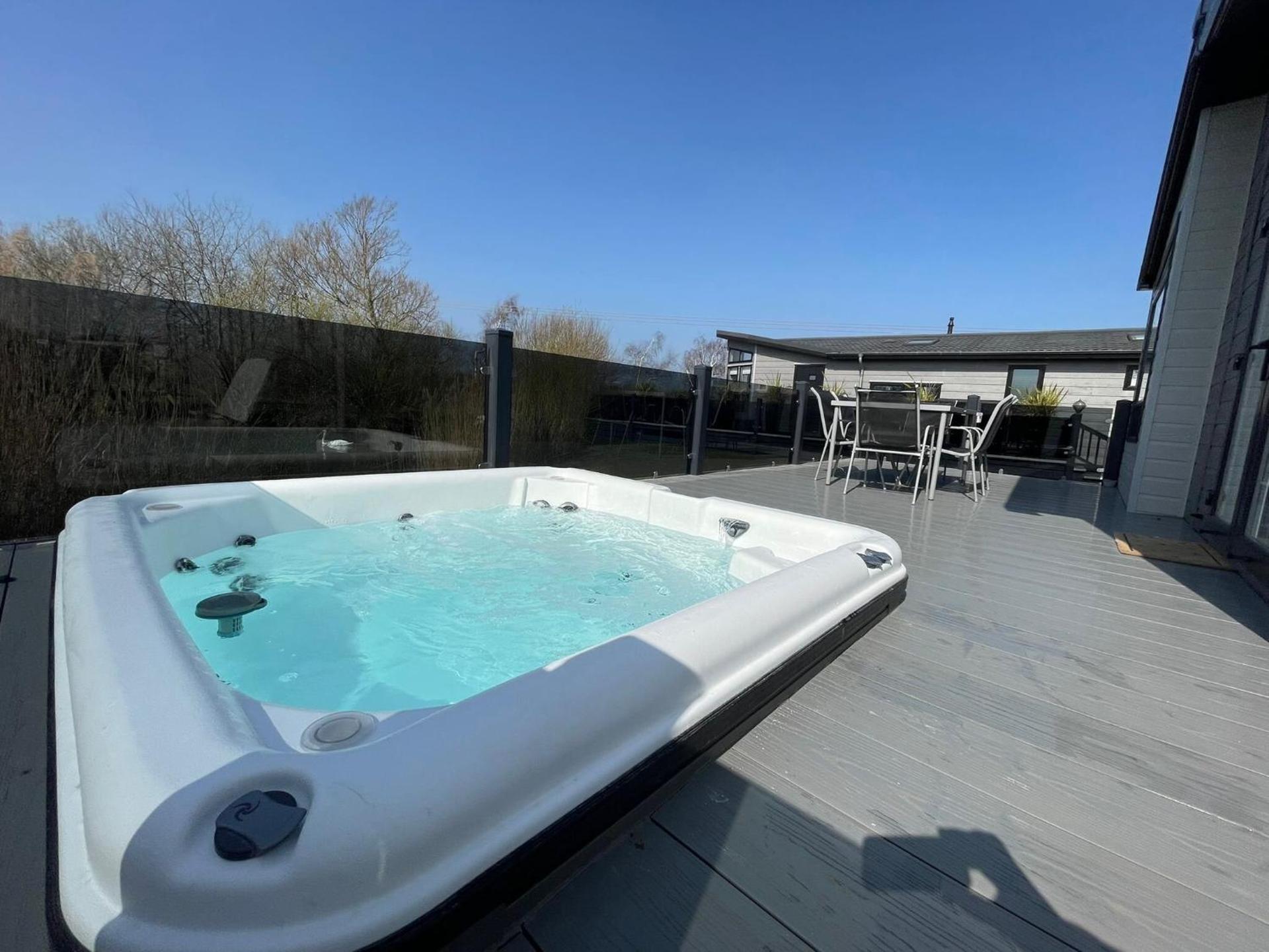 Indulgence Lakeside Lodge i3 with hot tub, private fishing peg situated at Tattershall Lakes Country Park