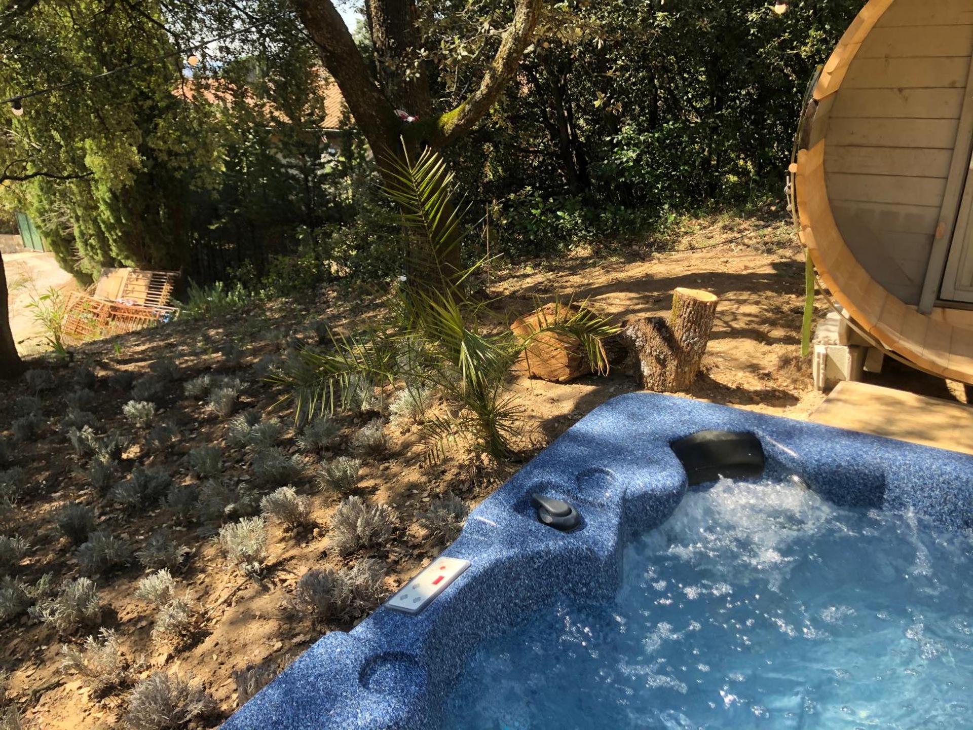 Domaine La Tour - SPA - Jacuzzi - Sauna - Massage - 4 SAISONS - Piscine Chauffée Toute l'année - Heated POOL - 800m City Centre Nyons