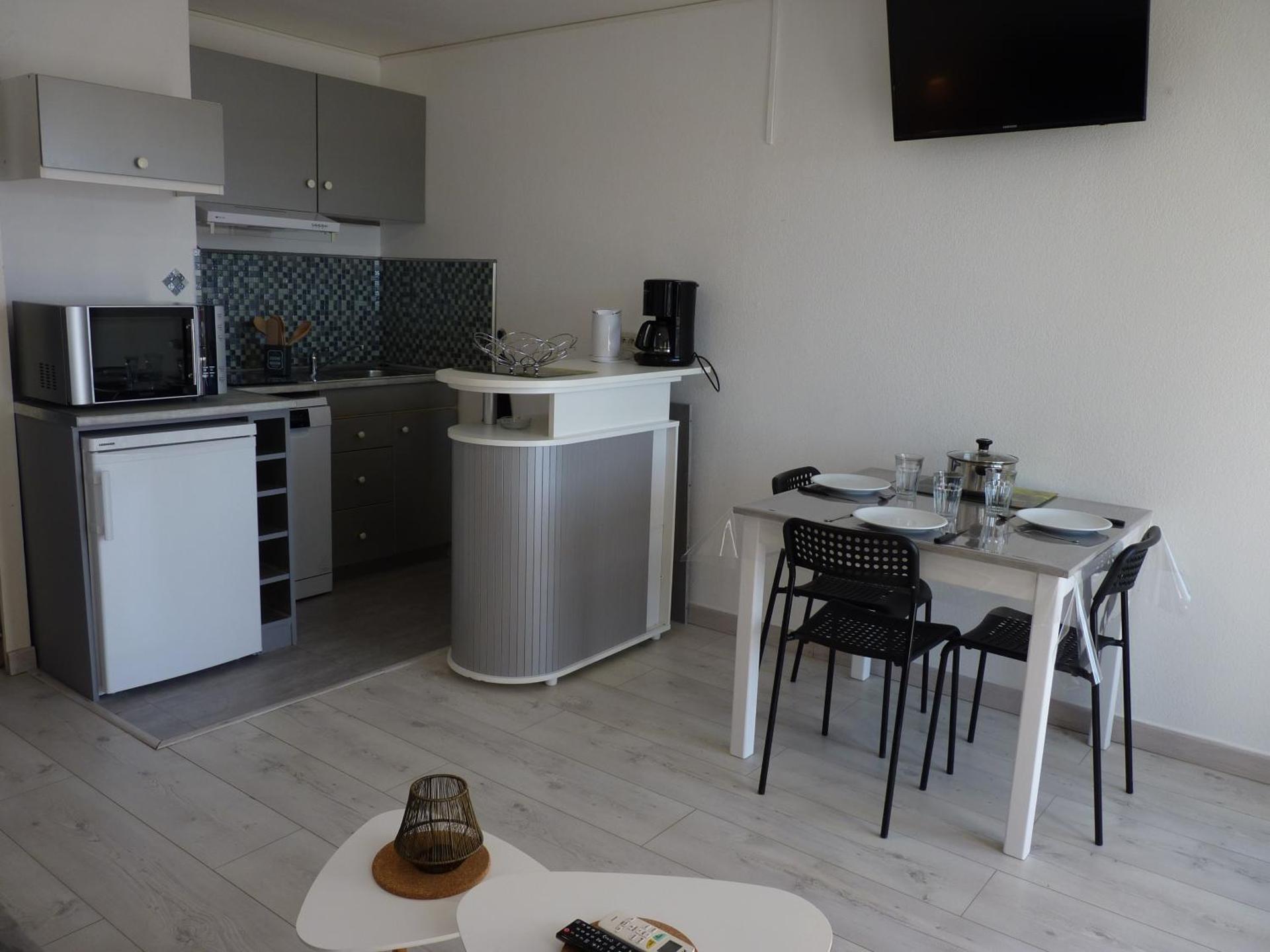 Kitchen or kitchenette