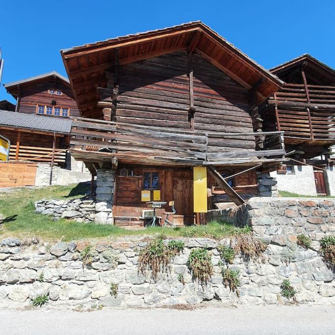 Gîte de Mase sur la rive droite du Val d'Hérens