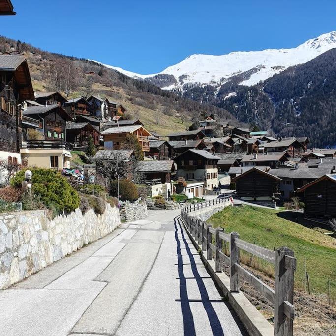 Gîte de Mase sur la rive droite du Val d'Hérens