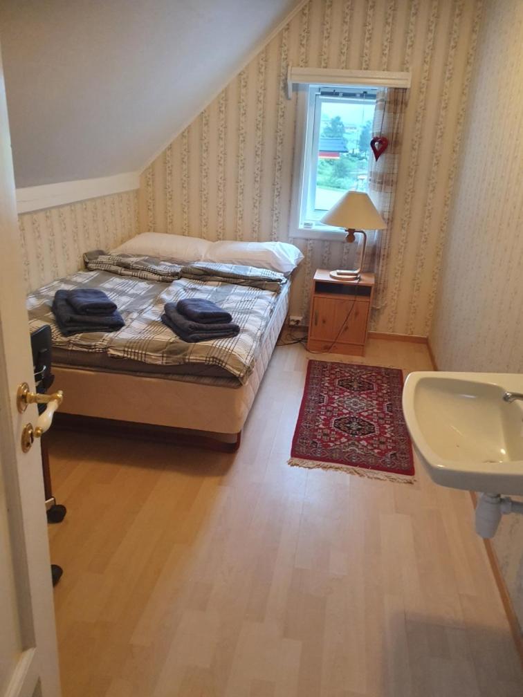 Sjarmerende feriehus i Olden rett ved fjorden