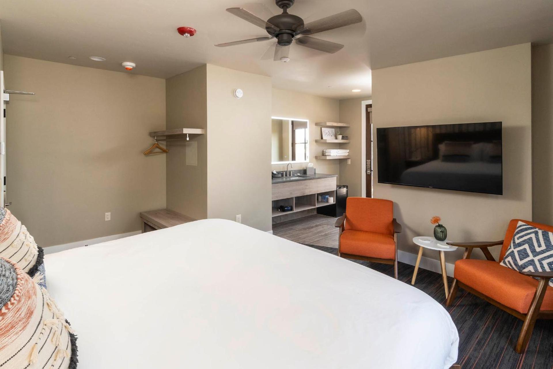 Ski Inn Taphouse Hotel