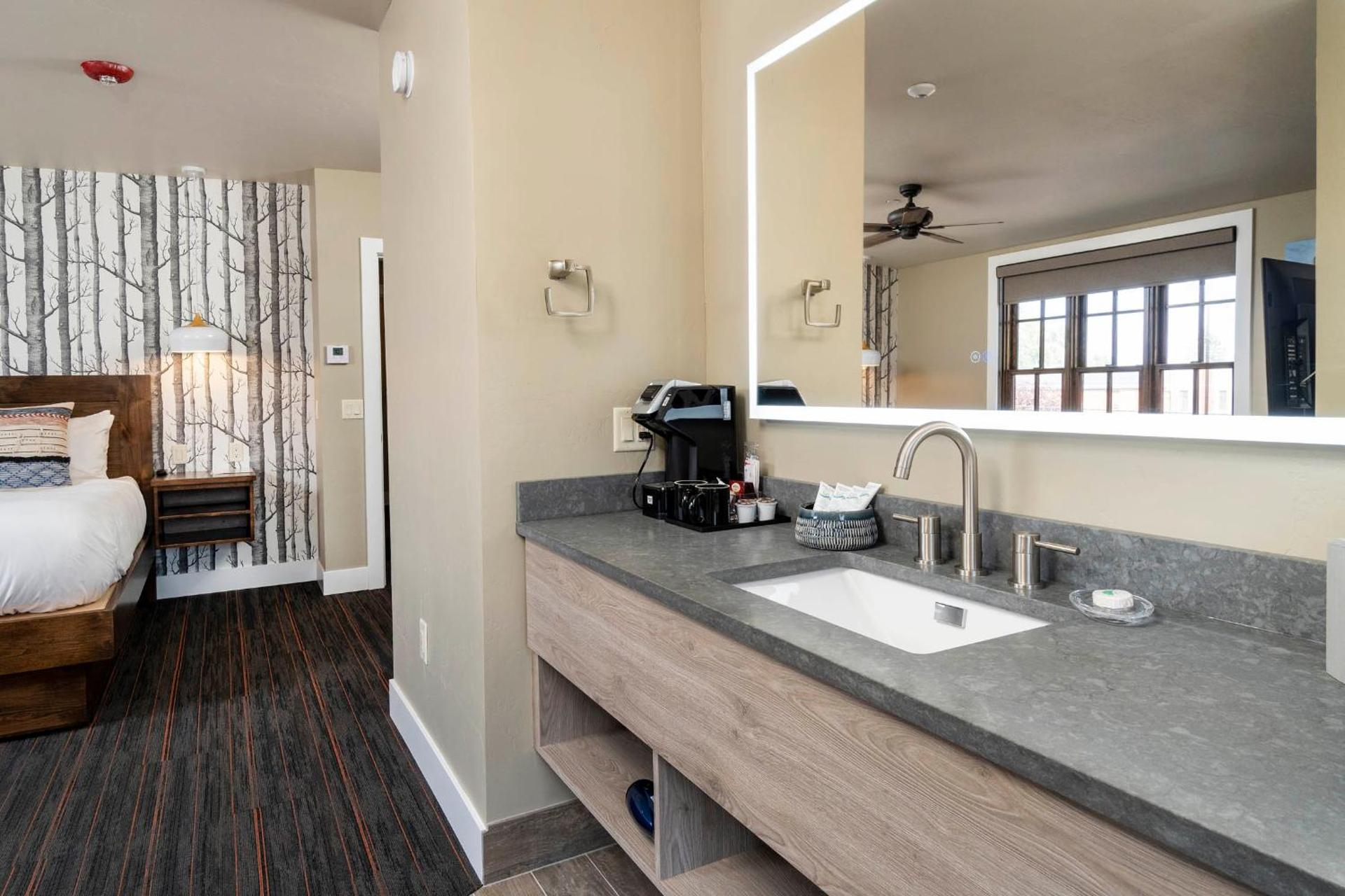 Ski Inn Taphouse Hotel