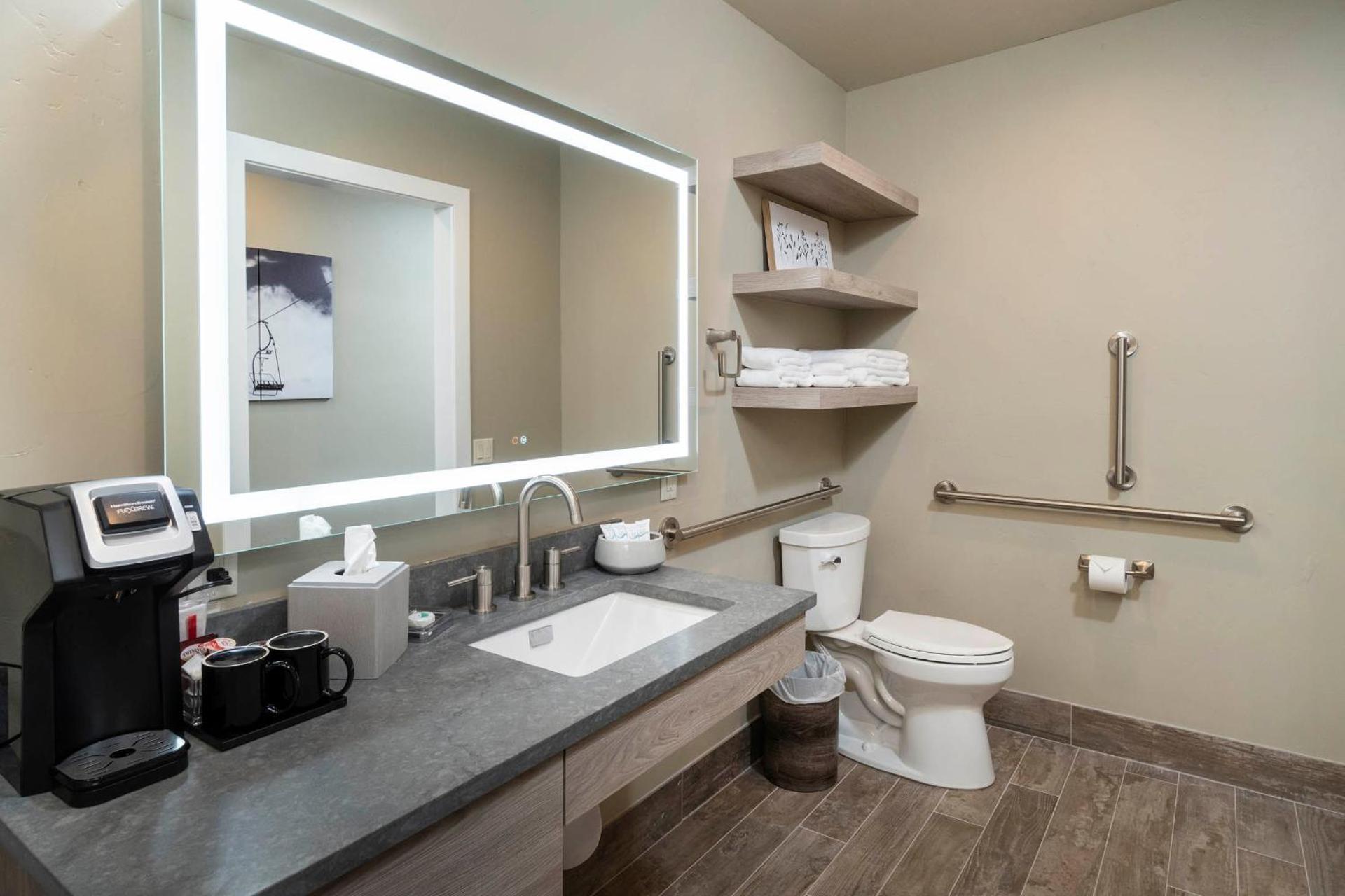 Ski Inn Taphouse Hotel