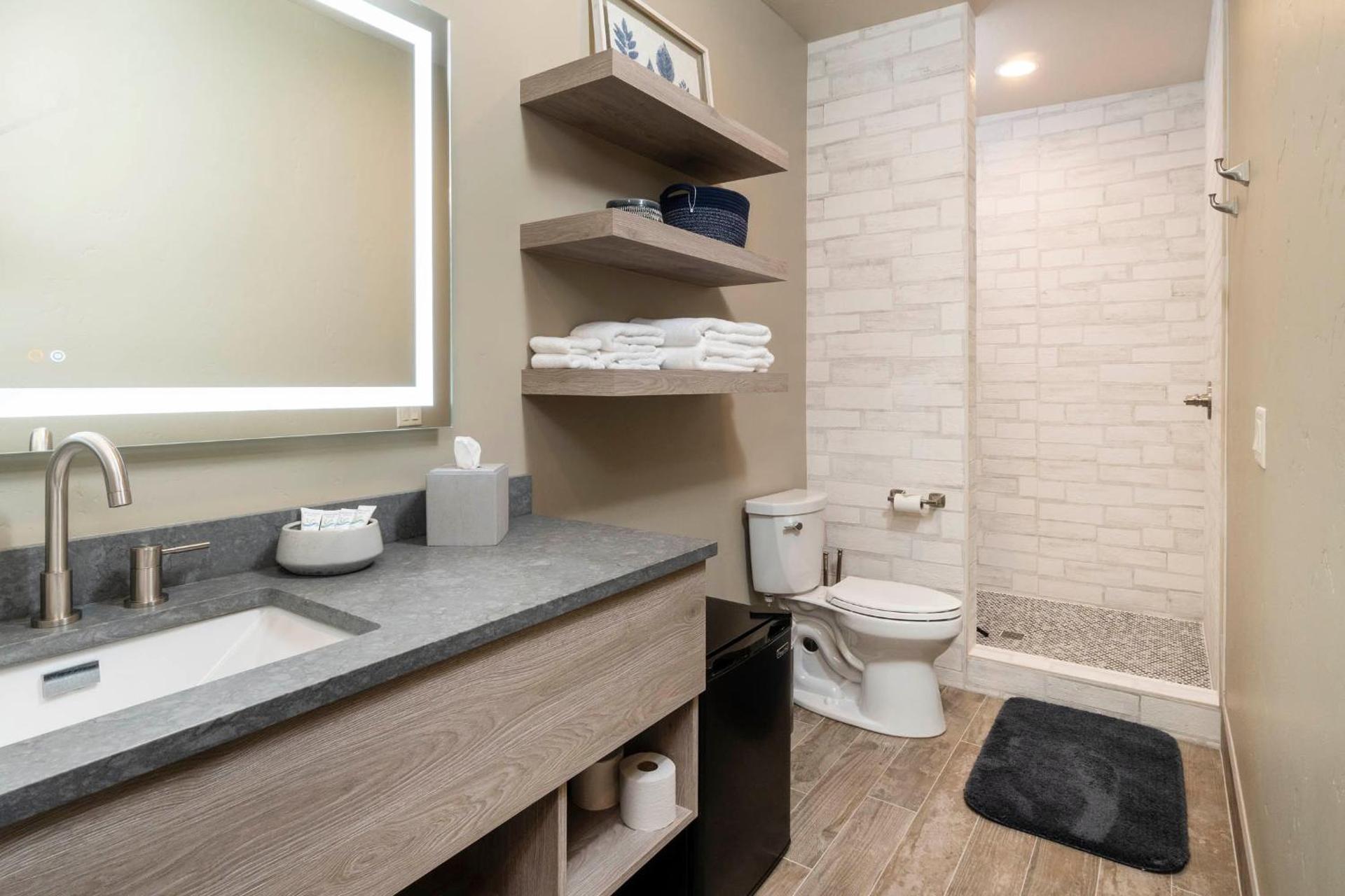 Ski Inn Taphouse Hotel