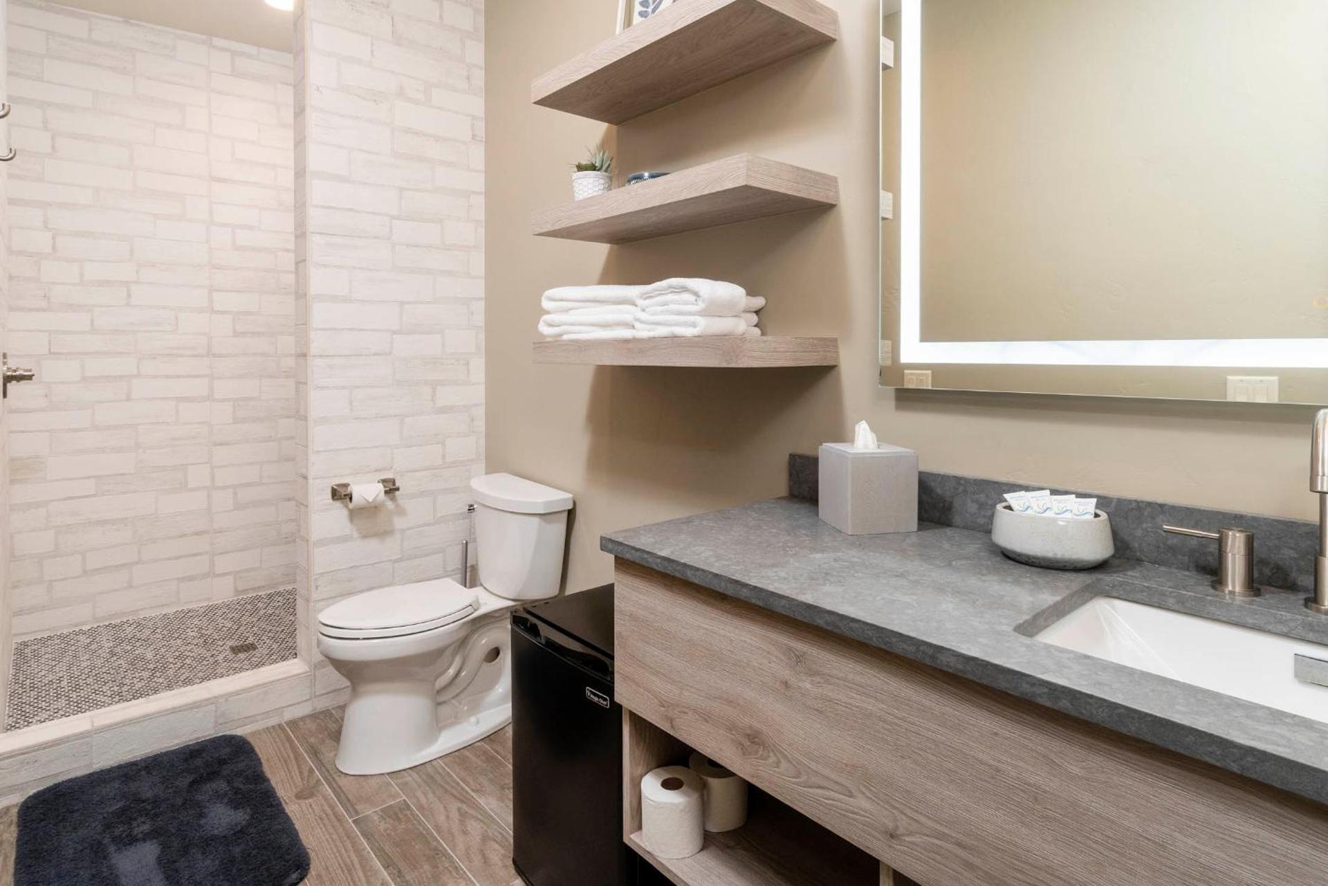 Ski Inn Taphouse Hotel