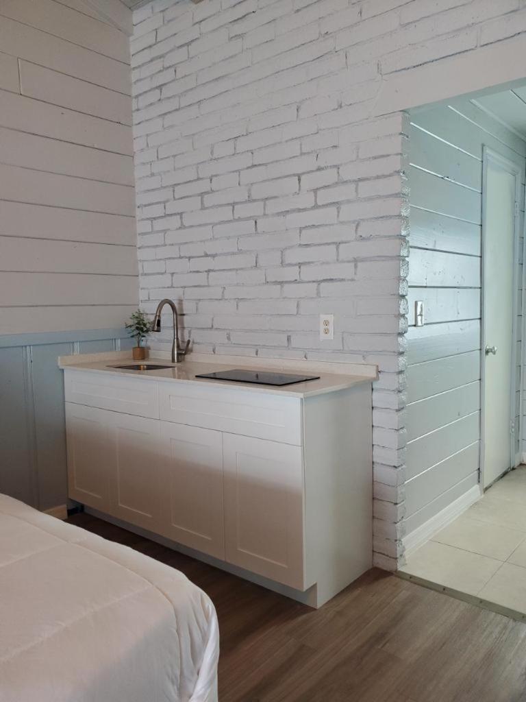 Hollywood Gardens Inn & Suites