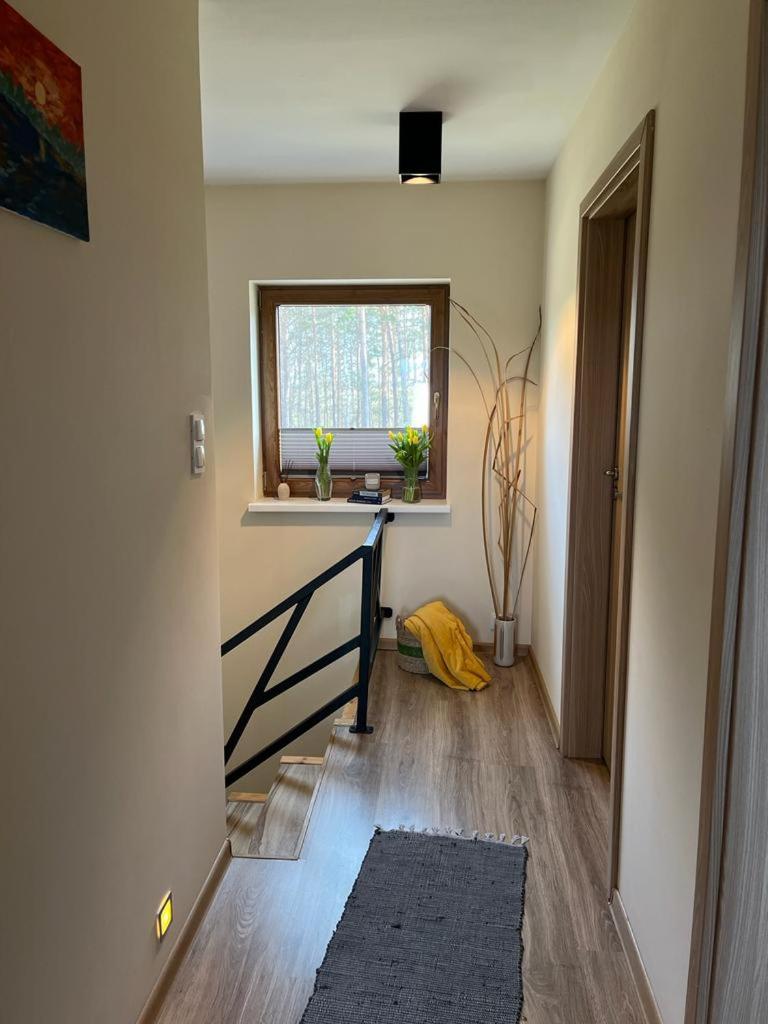 Domek z kominkiem nad jeziorem z jacuzzi ogrodowym