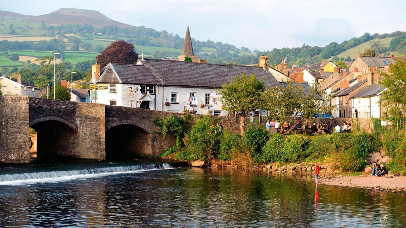 2 bed period cottage sleeps 4 in central Crickhowell