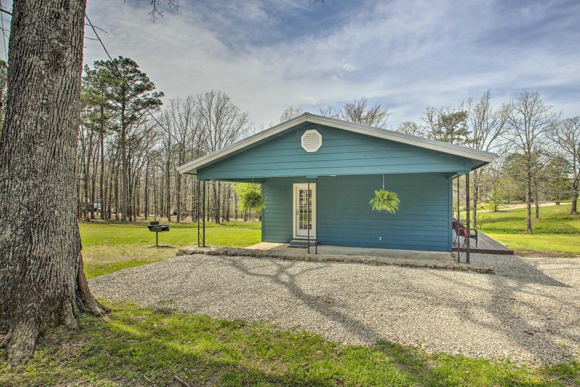 Cozy Hideaway Near Lake Ouachita and Hot Springs!