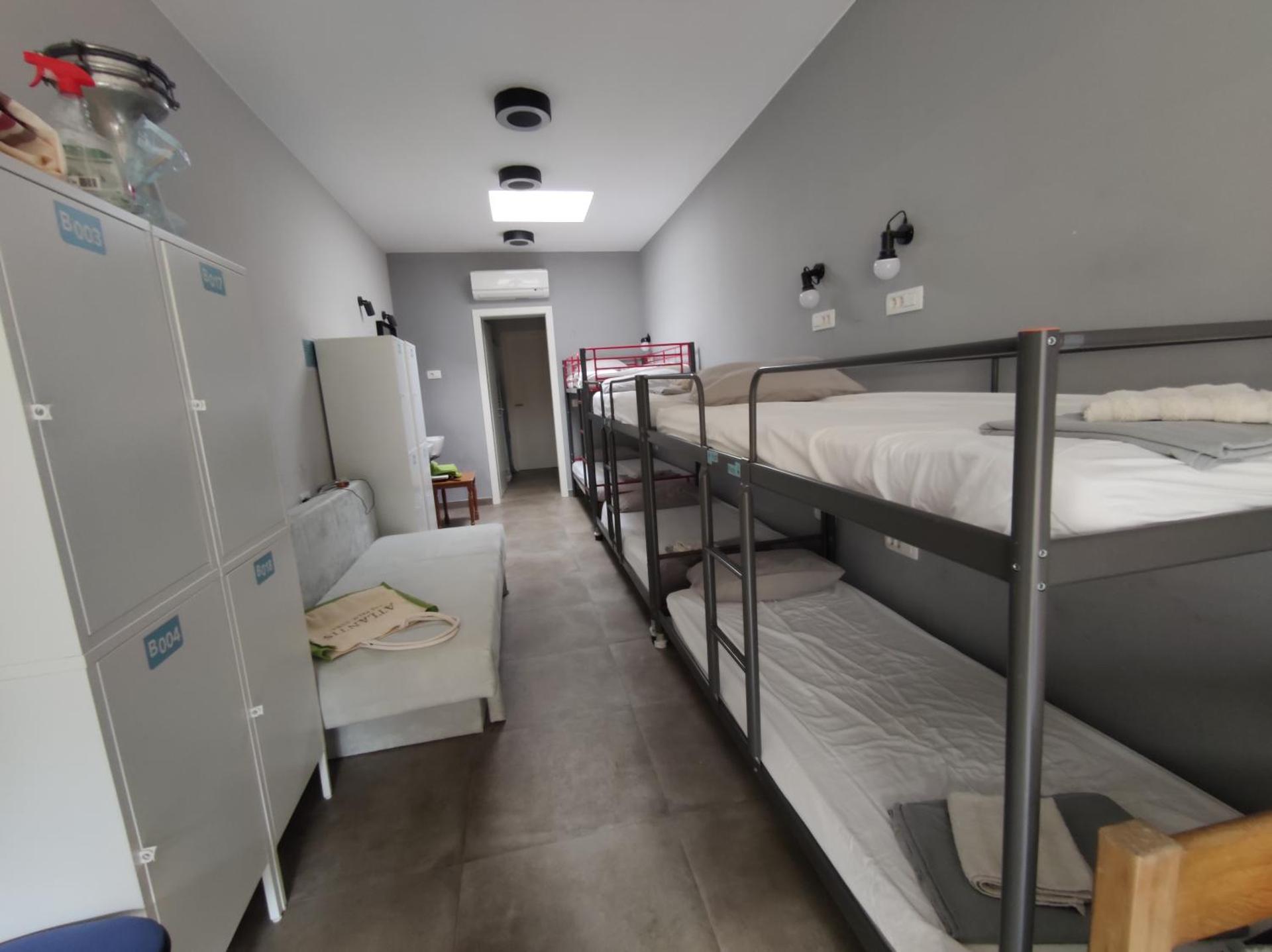 SUBTUB Hostel Makarska