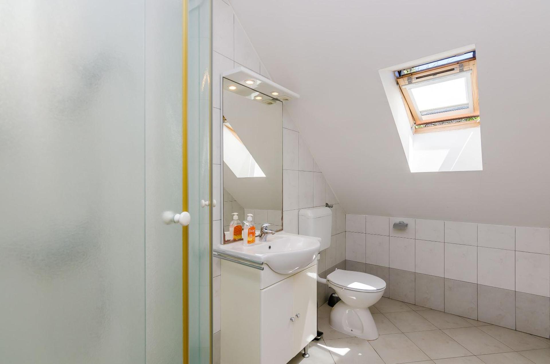 Studio (2 Adults) - Attic