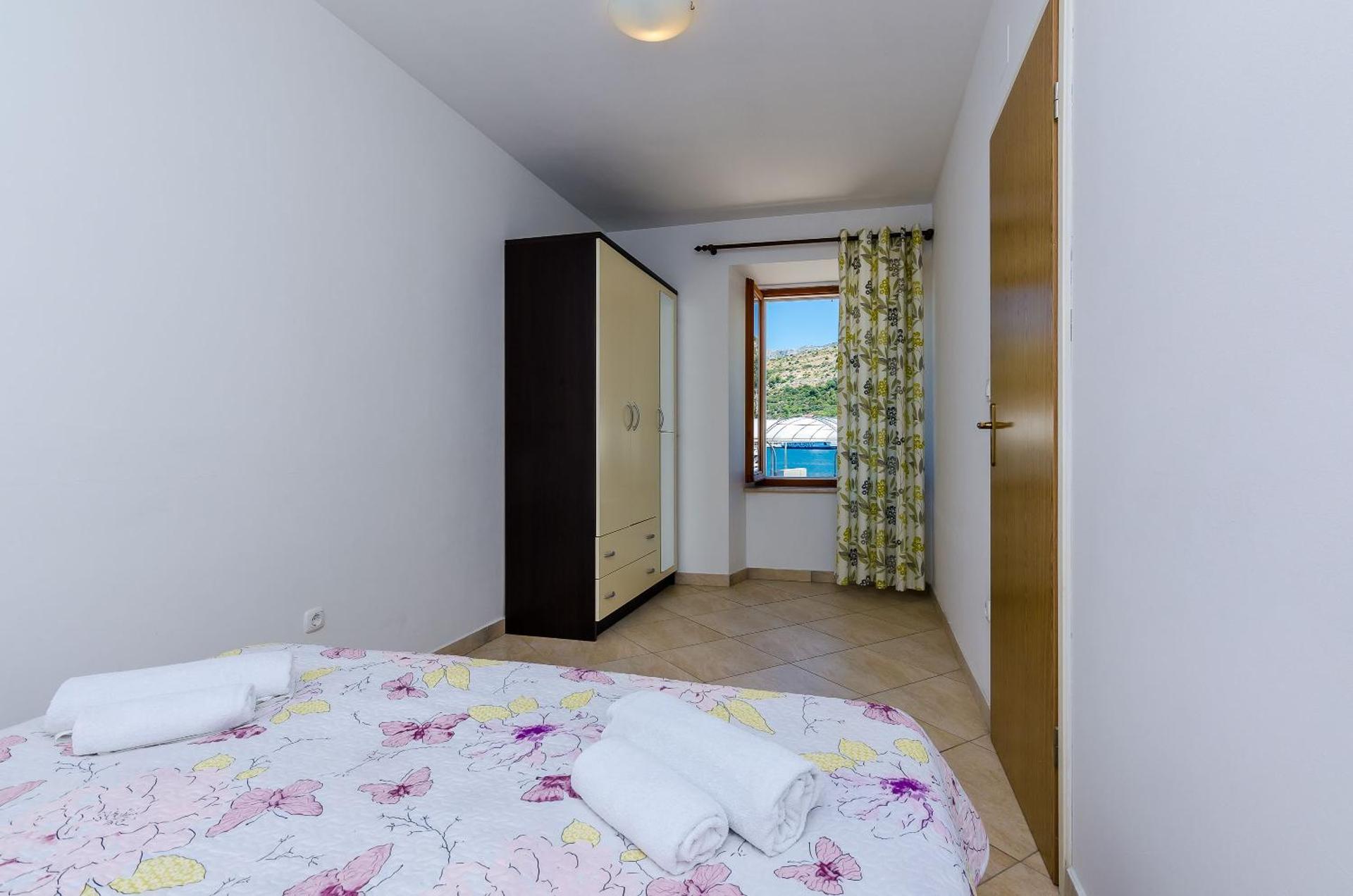 One-Bedroom Apartment with Sea View (2 Adults + 1 Child)