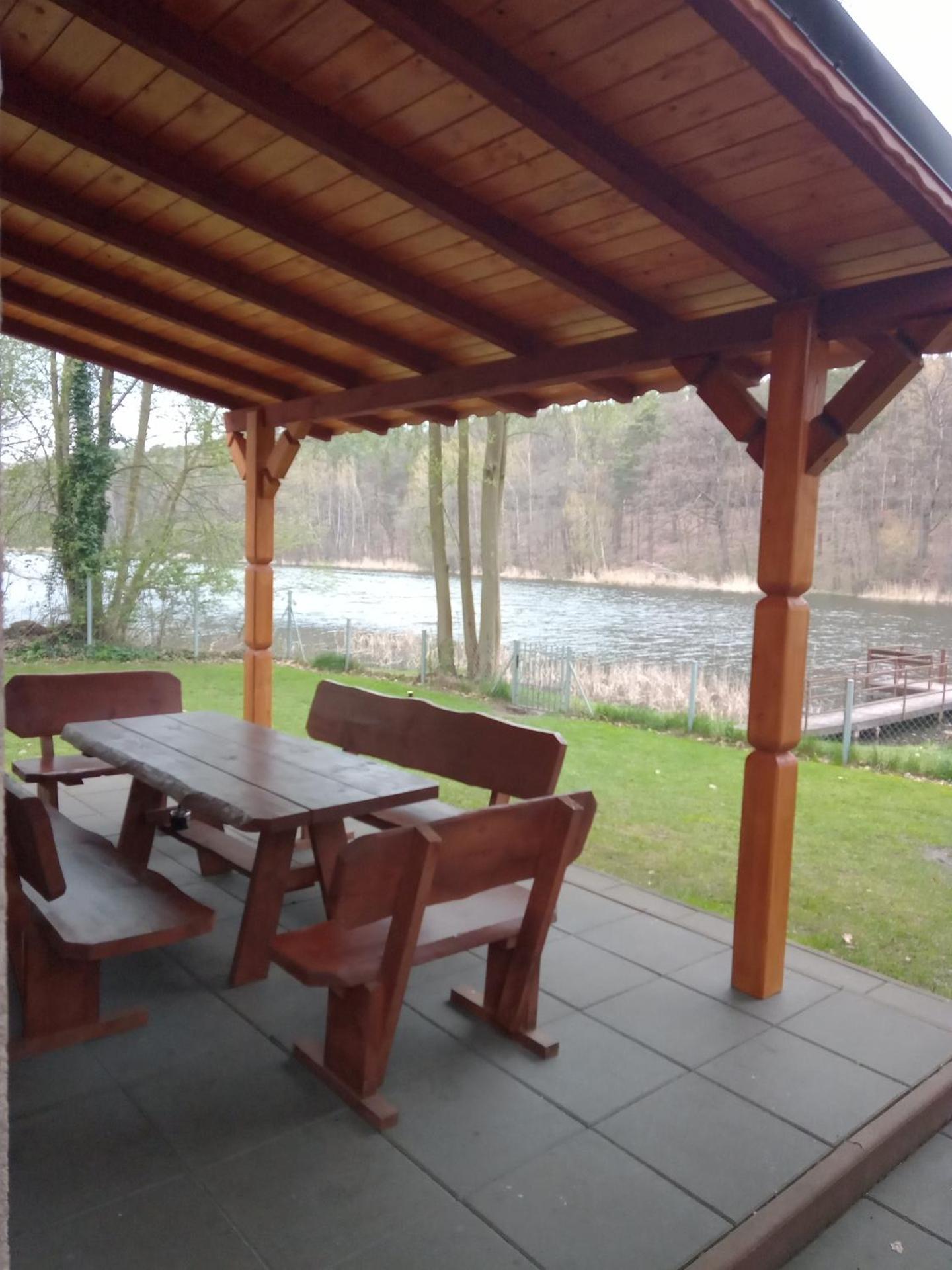 Urokliwy Domek nad Brzegiem Jeziora