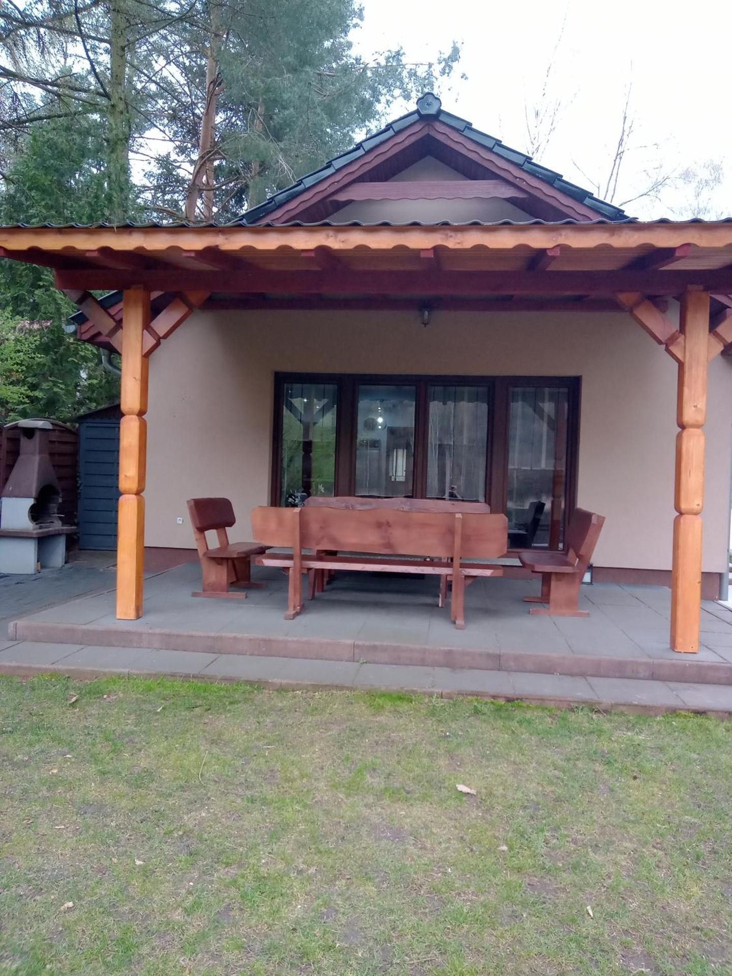 Urokliwy Domek nad Brzegiem Jeziora