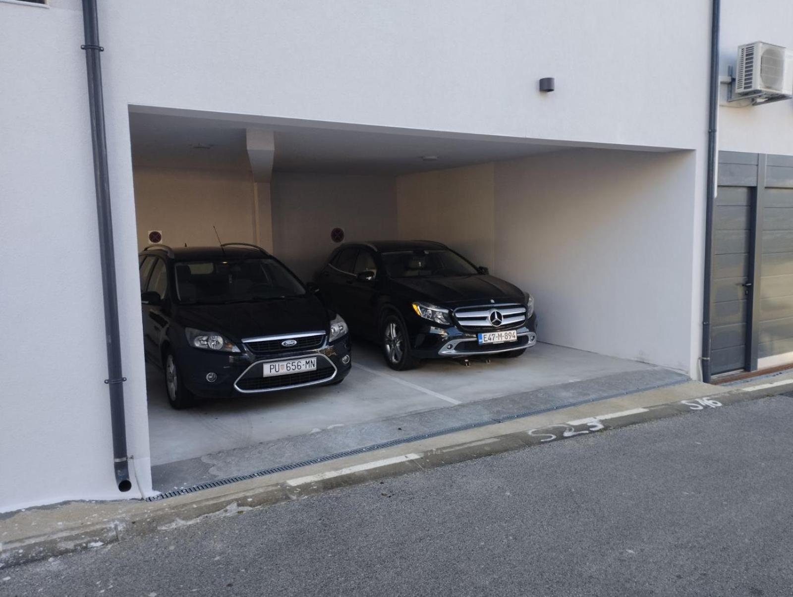 Enjoy Pula - new apt with terrace and FREE parking garage