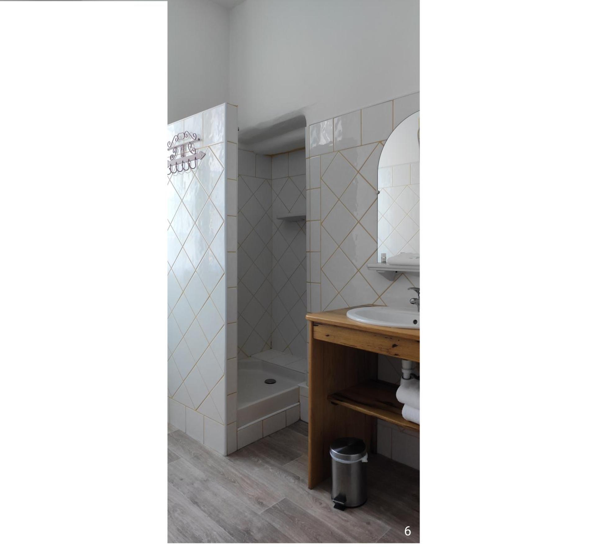 Hôtel et Restaurant Le Manoir - Echangeur A7-A9 - 24h-24h