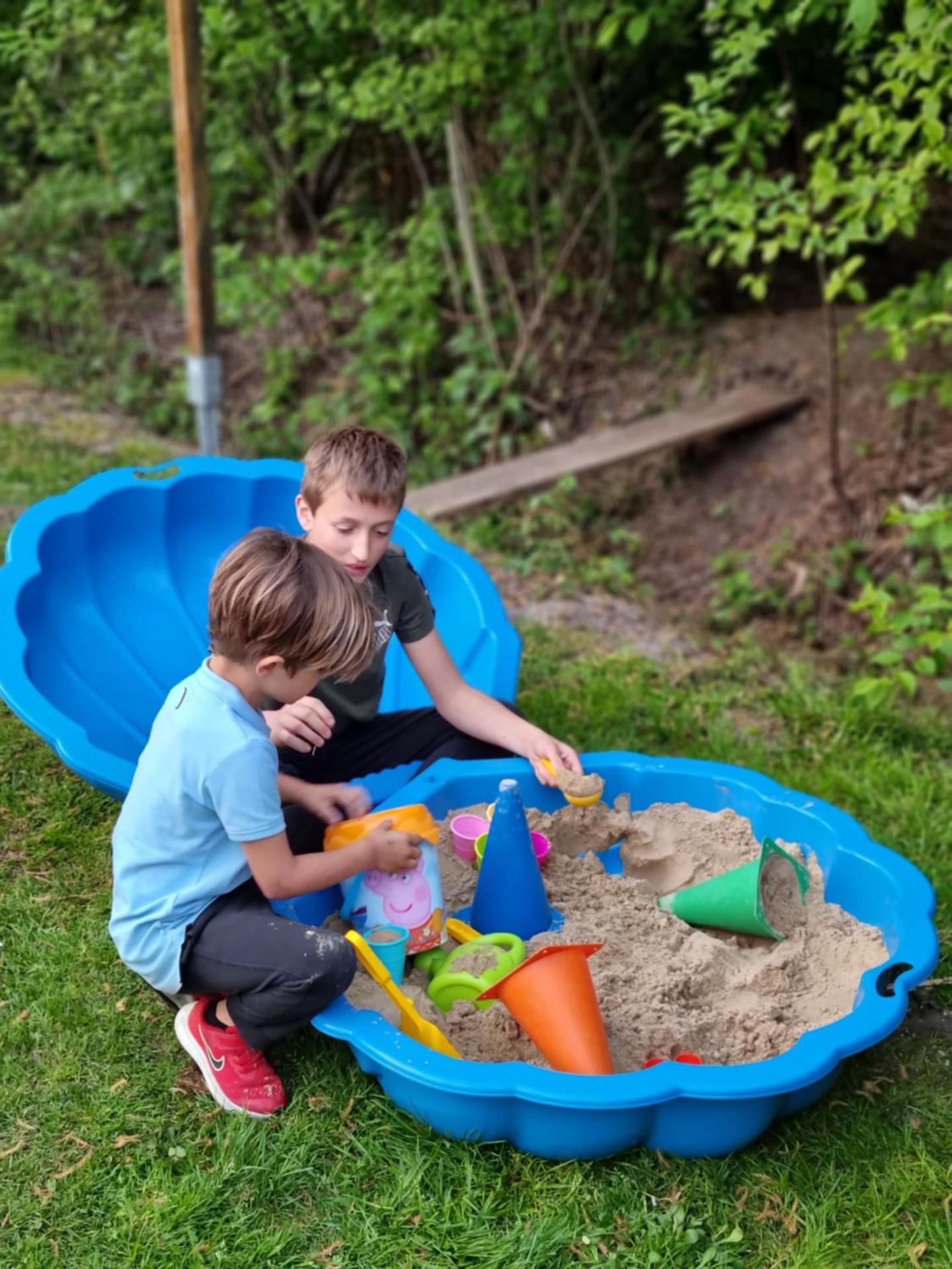 Family home, large garden, playground kids, firepit, terraces, sleeps max 7 and 1 babycot, kids playroom inside