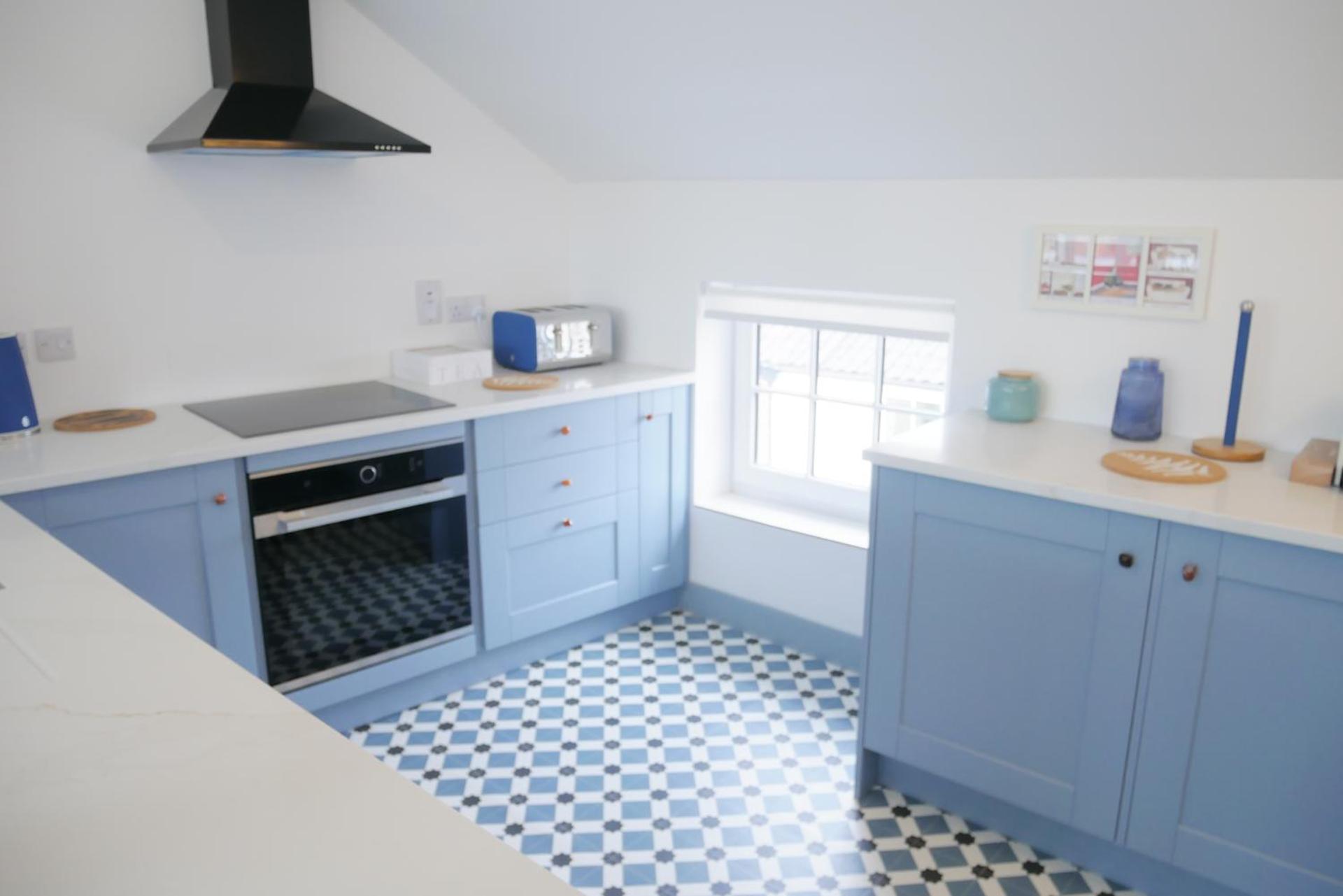 Sunset View, 2 bedrooms in the heart of Holt with parking