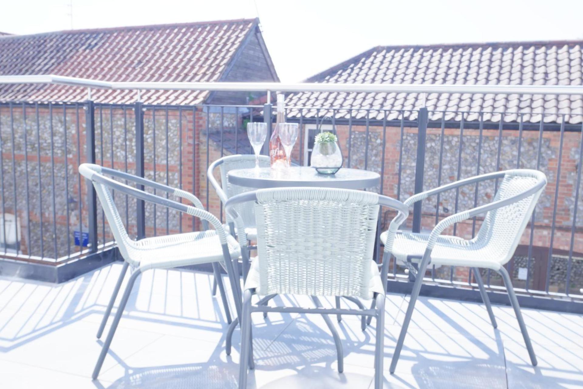 Sunset View, 2 bedrooms in the heart of Holt with parking