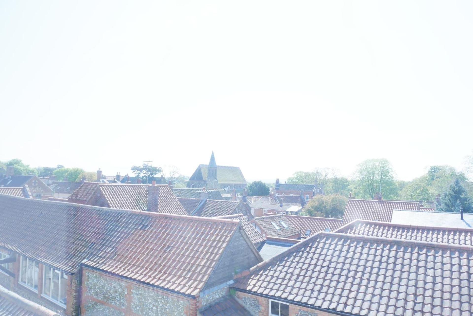 Sunset View, 2 bedrooms in the heart of Holt with parking