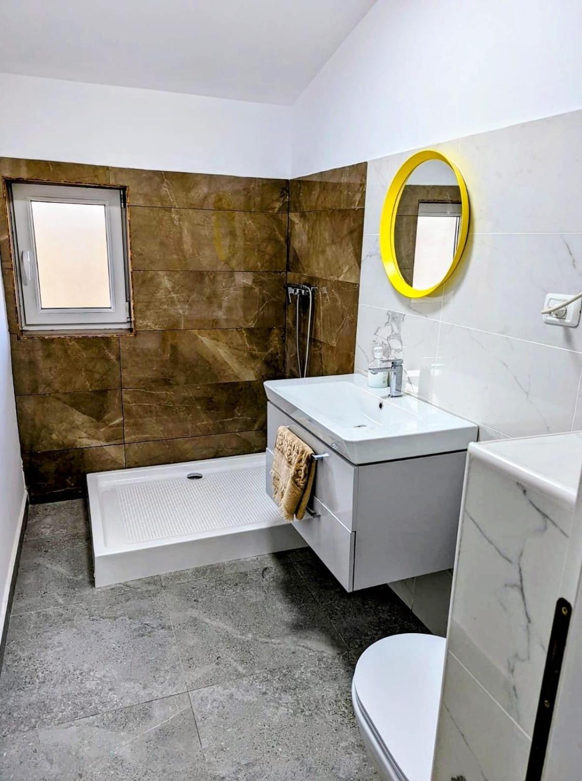 Hill House Valiug Crivaia