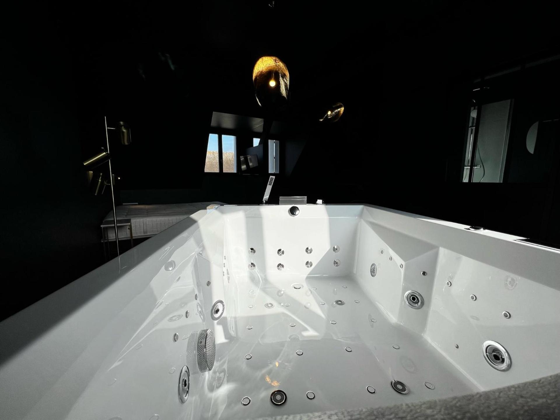 LA SUITE ISAHORA. Les Locations ISAHORA c'est aussi plusieurs appart' de Standing à 2 pas du Château d'Eu, des Falaises du Tréport, de MERS les Bains et Aux portes de la BAIE DE SOMME