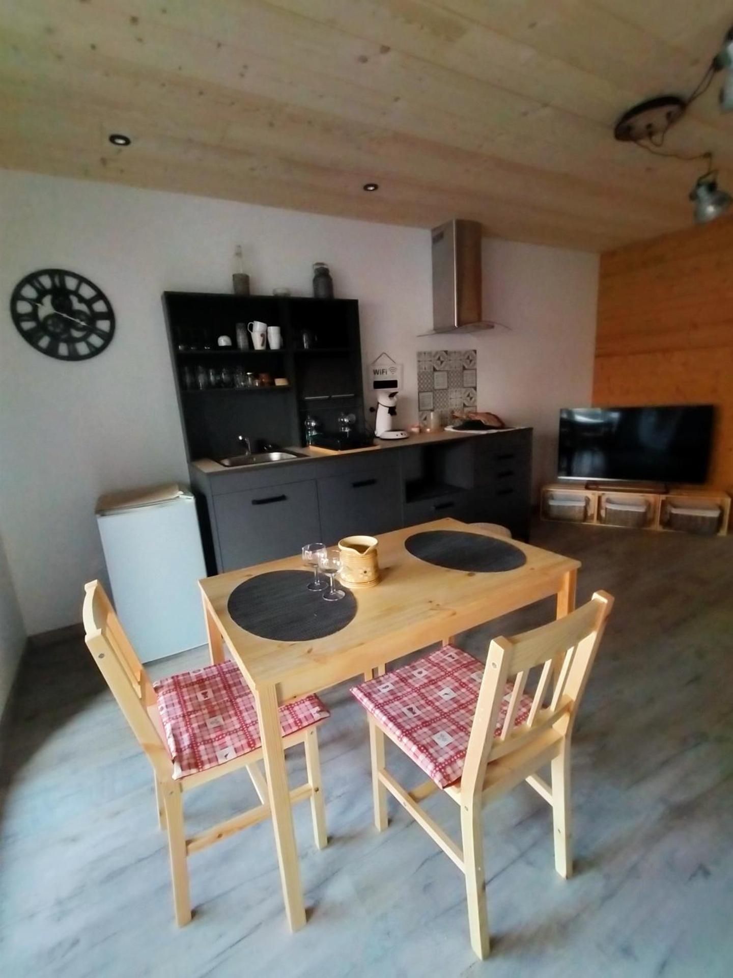 Au chalet de JO avec accès à l'espace piscine et jacuzzi