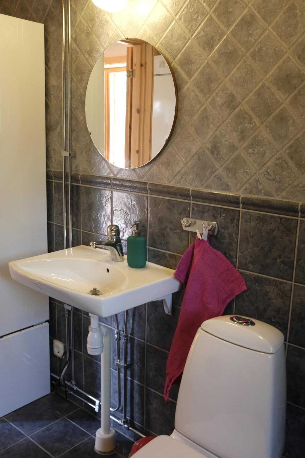 Fjällstuga i avskildhet med elbilsladdare