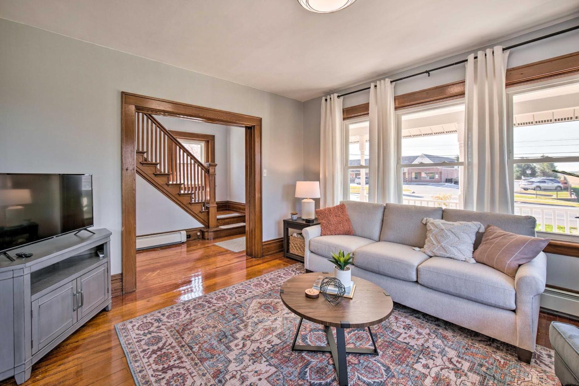 Home 2 Mi to Hersheypark Work and Play!