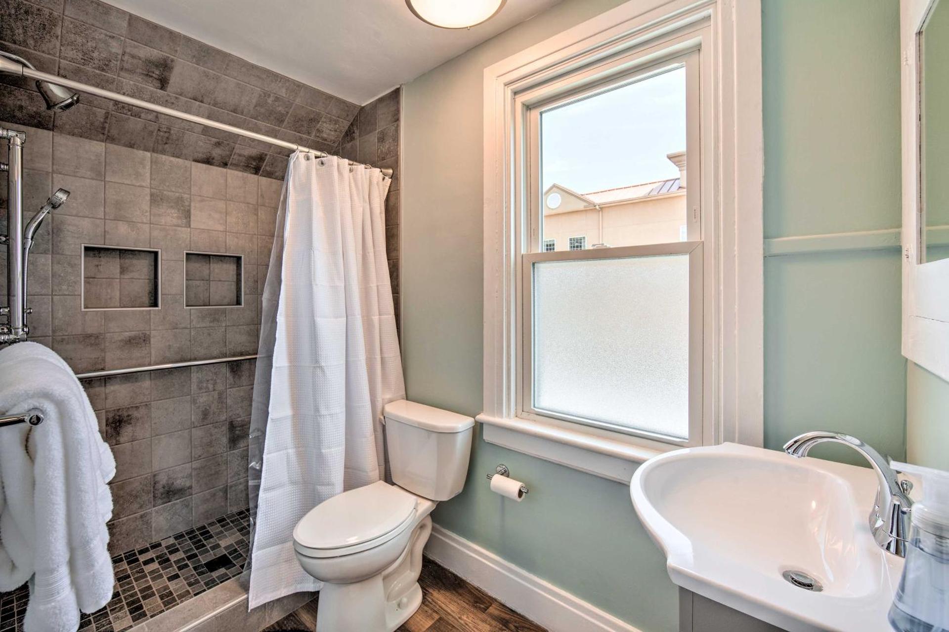 Home 2 Mi to Hersheypark Work and Play!