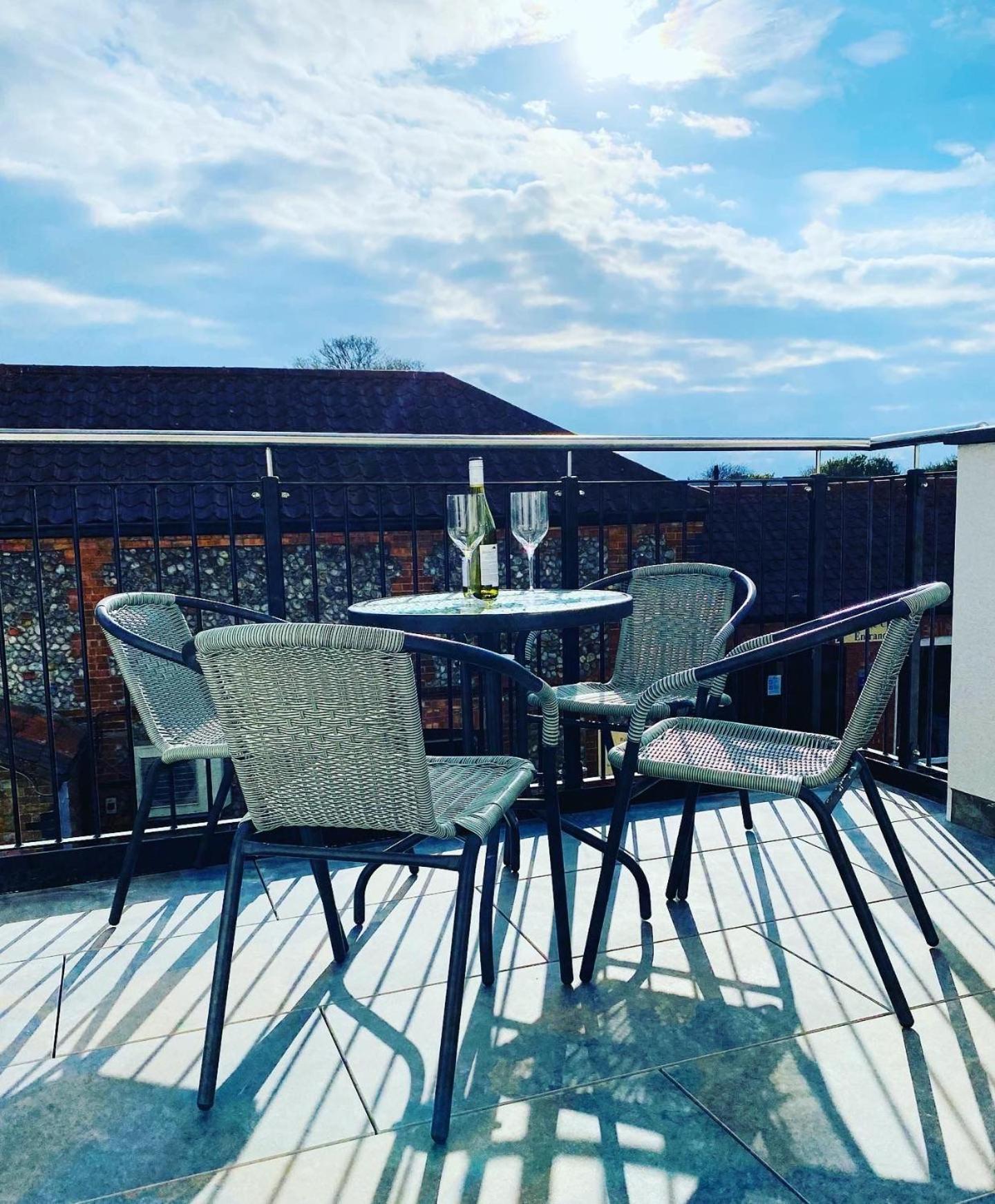 Lees Lookout Holt ,2 bedroom luxury apartment with private parking