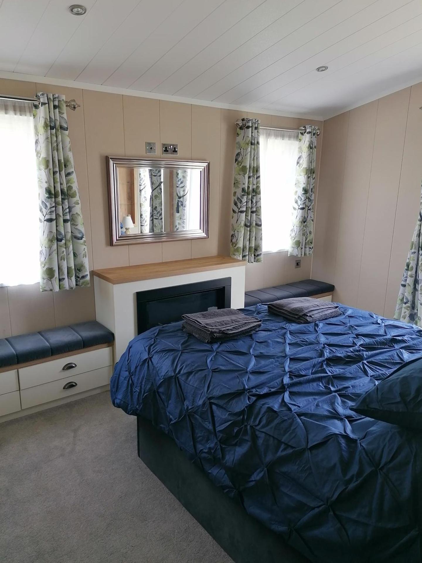 LUXURY PEACEFUL LODGE on edge of New Forest and 800m from sea ENTERTAINMENT and LEISURE PASSES INCLUDED